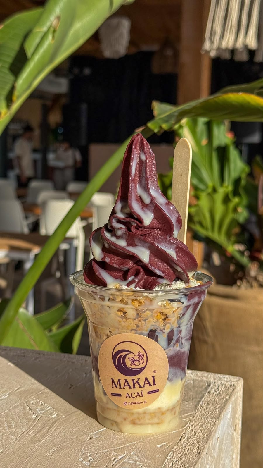 Swirl de açaí com leite condensado e folha de bananeira ao fundo