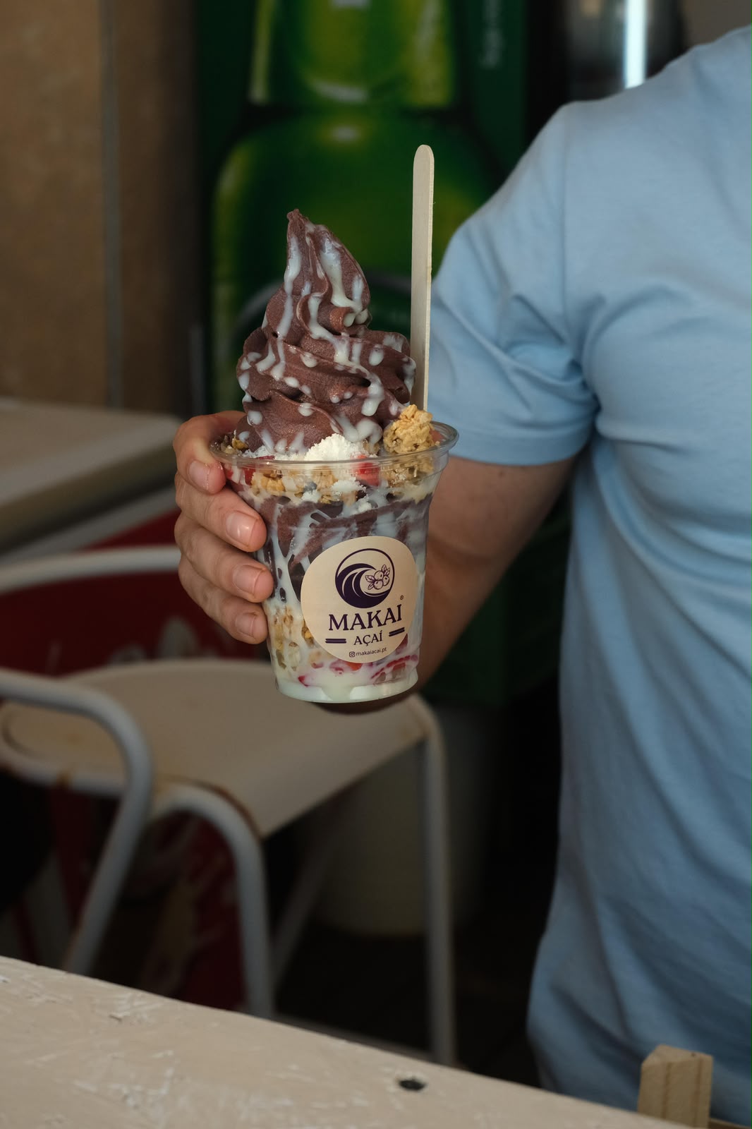 Um copo de açaí Makai numa mão