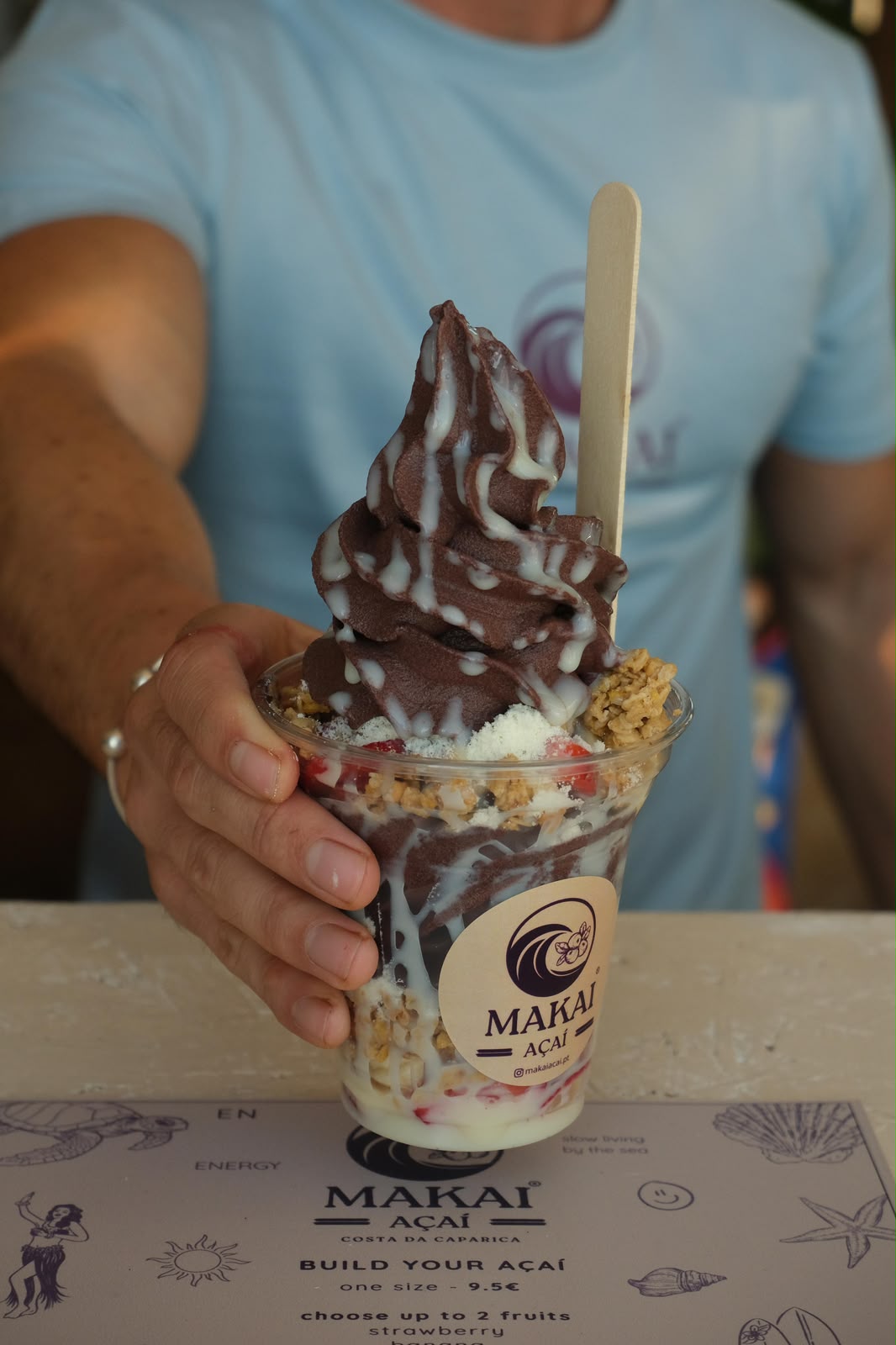 Copo de açaí sobre o menu Makai